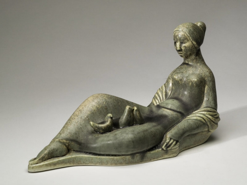 Skulptur, halvliggande kvinna