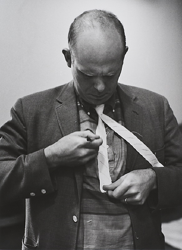 Claes Oldenburg (1929-2022), konstnär, förbereder sig för lunch på Operakällaren
