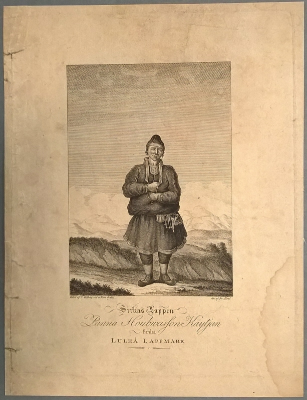 Samisk kvinna stående med en pipa i handen (Sirkas Lappskan Magne Akkats från Luleå Lappmark)