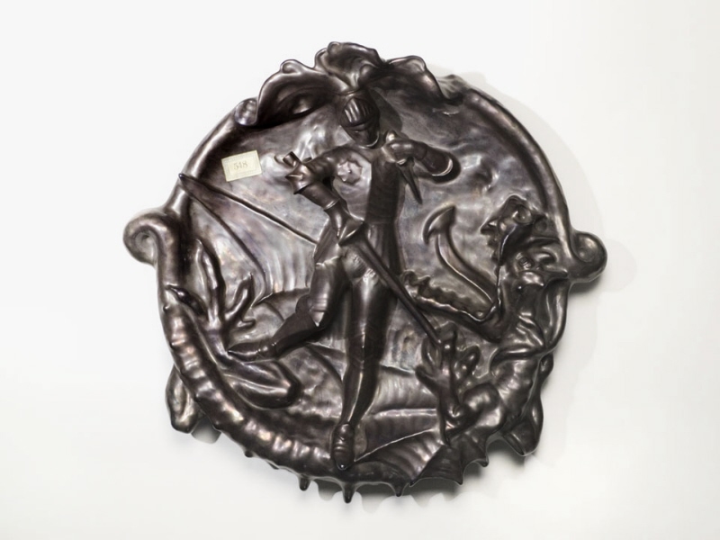 Medaljong med reliefdekor av Sankt Göran och draken