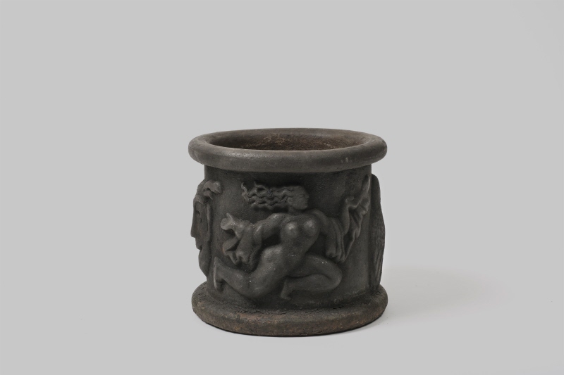 Cache pot decorated with figures and birds