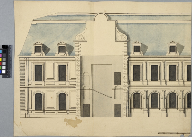 Elevation av ett franskt palats, med sektion av trapphuset. Över fyra av fönstren ett 'R' och palmblad
