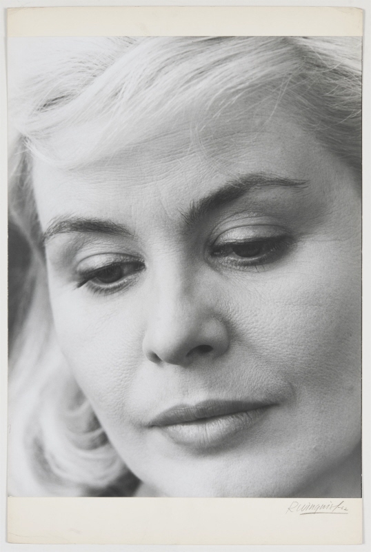 Maj-Britt Nilsson (1924-2006), skådespelerska, g.m. 1. sångaren Anders Börje, 2. regissören och teaterchefen Per Gerhard