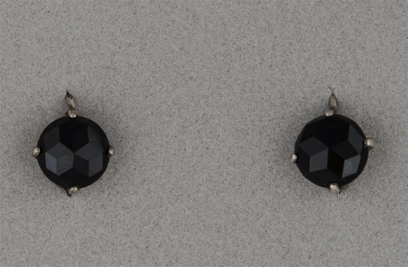 Mourning jewellery, Earring [part of set NMK 82A-E/2016]