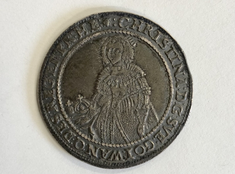 Riksdaler med Kristina (1626-1689), drottning av Sverige, på framsidan och Jesu Kristi på baksidan