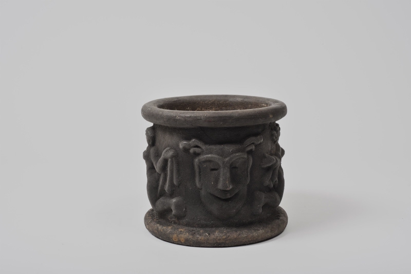 Cache pot decorated with figures and birds in relief
