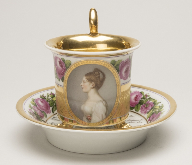 Kaffekopp med fat med porträtt av Catharina Elisabet Hierta