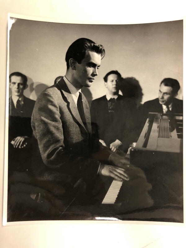 Birger Malmsten (1920-1991), skådespelare, g.m. skådespelaren Haide Göransson, rollporträtt som Bengt Vyldeke i Ingmar Bergmans film Musik i mörker (1948) samt fyra okända män (blinda statister)