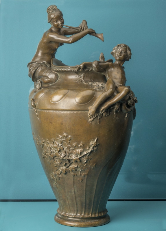 "Enchantement", bronze vase with figures