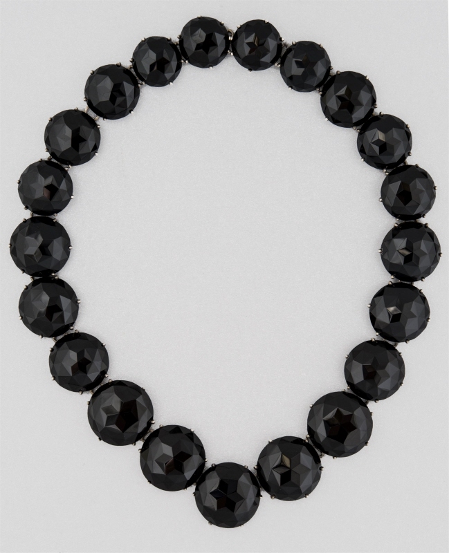 Mourning jewellery, Necklace