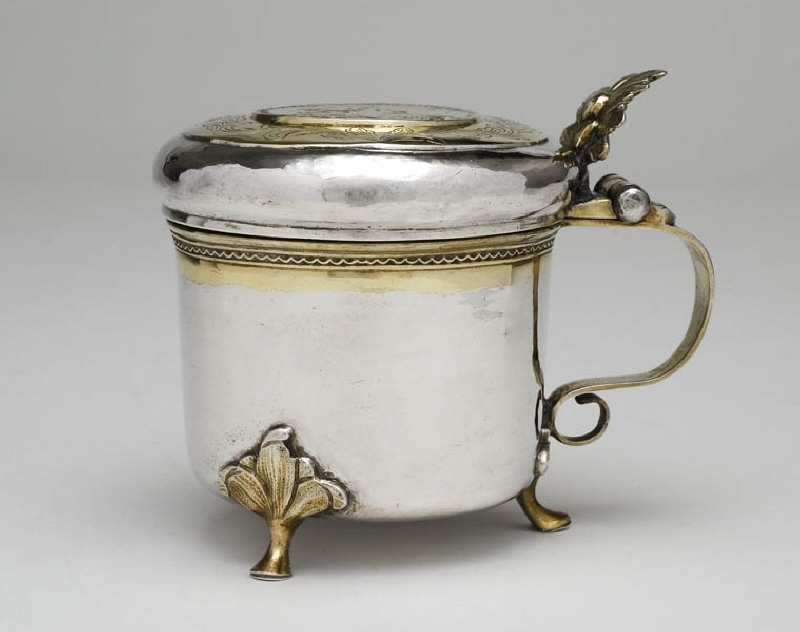 Miniature tankard with resessed coin in the lid
