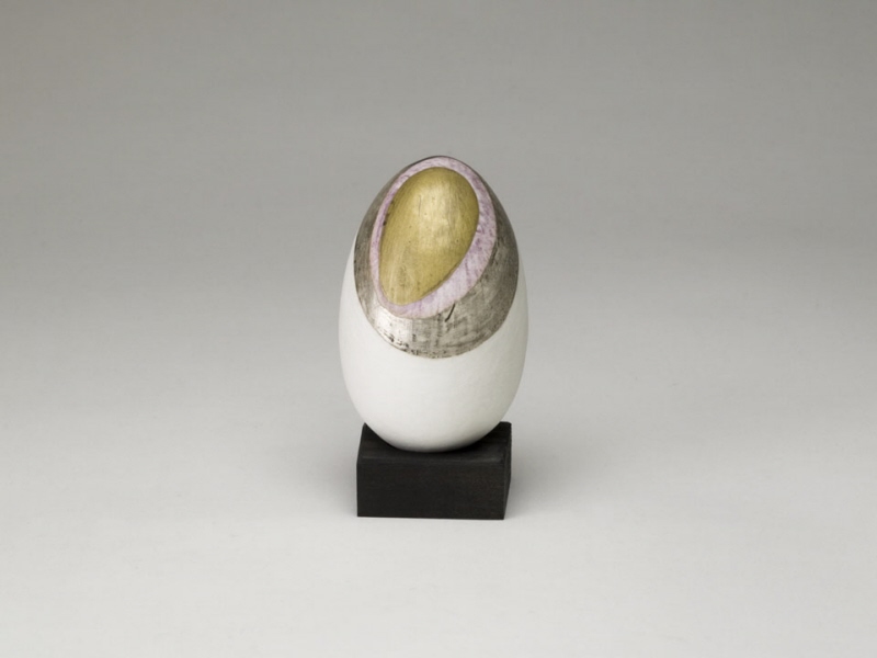 Skulptur av ett ägg på en sockel
