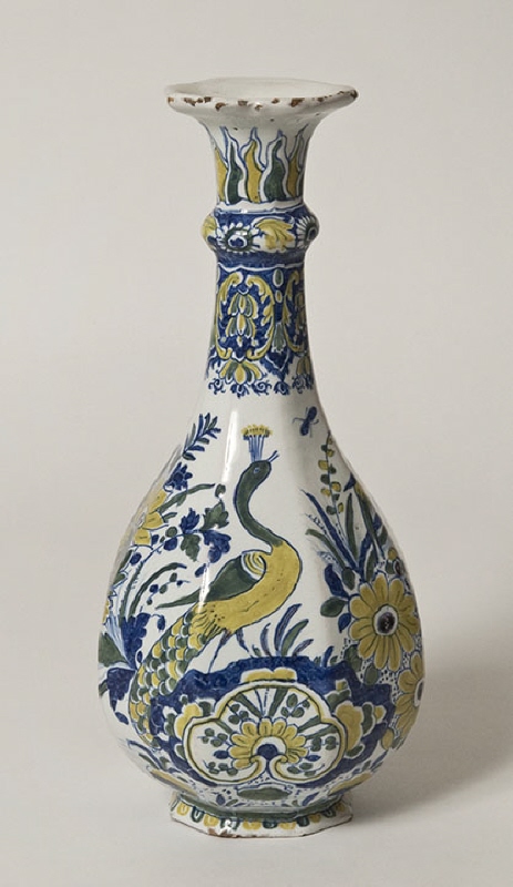 Åttkantig flaskformig vas med hög hals