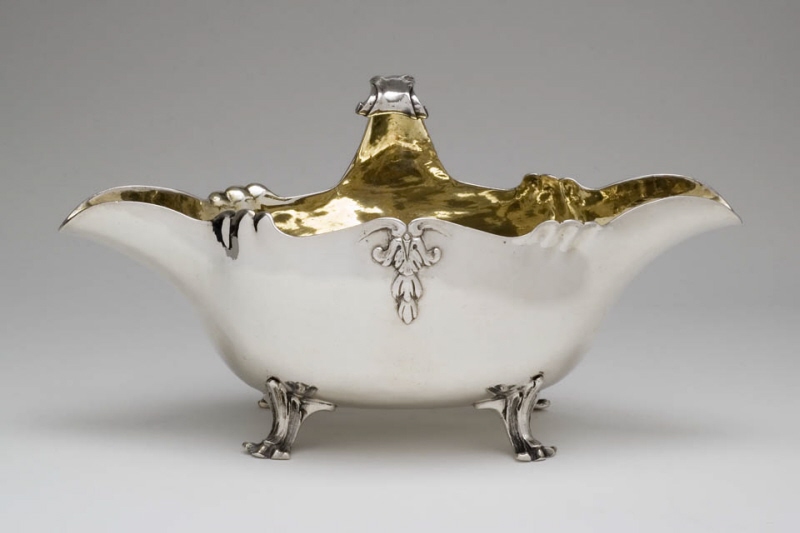 Cream jug with double-sided spout