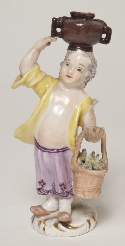 Figurin, bevingad putto med kruka på huvudet