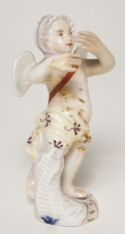 Figurin, bevingad putto poserande med händerna framför ansikte
