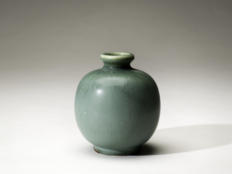 Klotformig vas med utkragande mynning och grön glasyr