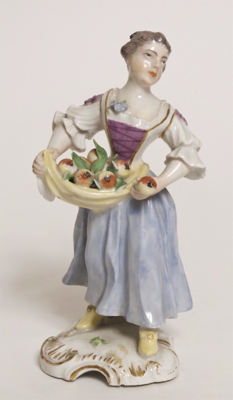 Figurin, flicka med förklädet fullt av äpplen