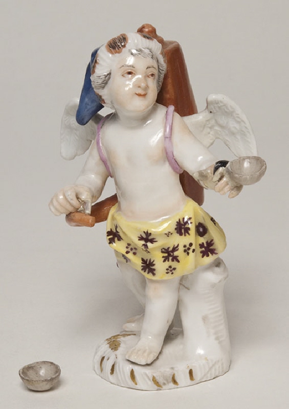 Figurin, bevingad putto med vattencistern på ryggen