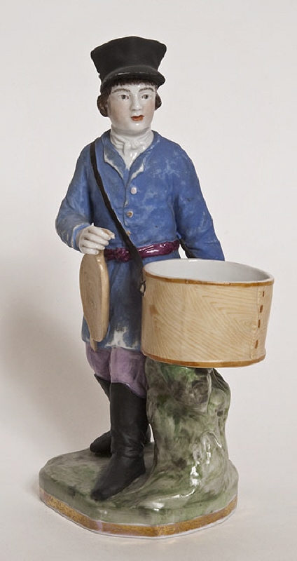 Figurin "Pojke med ämbar och bricka"