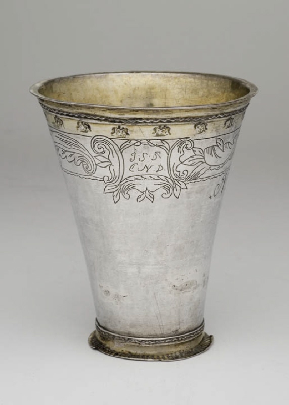 Beaker with engraved tendrils and flowers