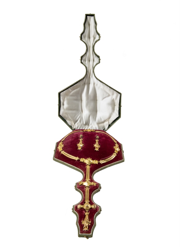 Smyckesgarnityr. Etui och halsband (collier och 2 broscher, samt örhängen