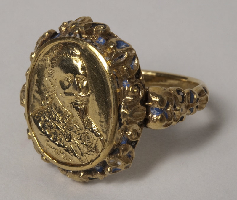 Memorial ring, depicting King Gustav II Adolf of Sweden, medallion struck 1630