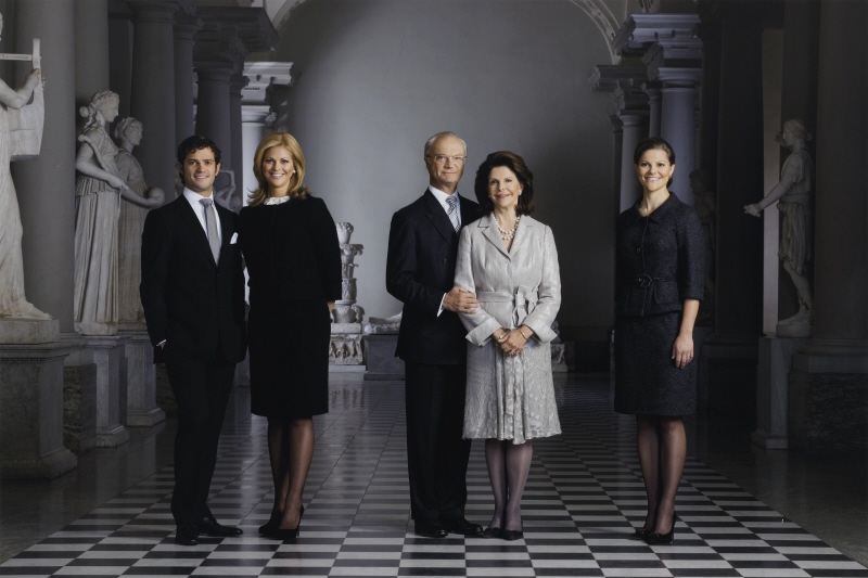 Carl XVI Gustaf (f. 1946), kung av Sverige, hans gemål Silvia (f. 1943), f. Sommerlath, drottning av Sverige, deras barn Victoria (f. 1977), kronprinsessa av Sverige, Carl Philip (f. 1979), prins av Sverige och Madeleine (f. 1982), prinsessa av Sverige
