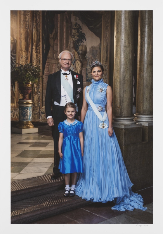 Carl XVI Gustaf (f. 1946), kung av Sverige, hans dotter Victoria (f. 1977), kronprinsessa av Sverige, hennes dotter Estelle (f. 2012), prinsessa av Sverige
