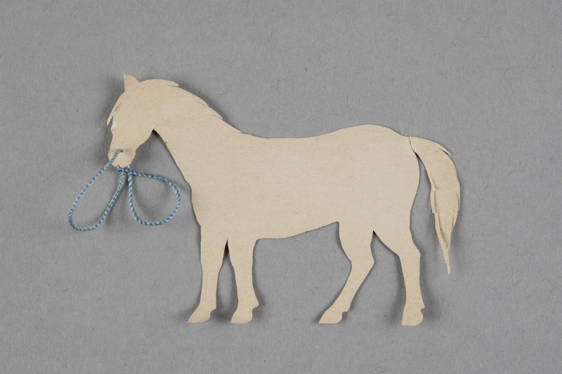 Häst med grimma gjord av snöre (en av 36 figurer)
