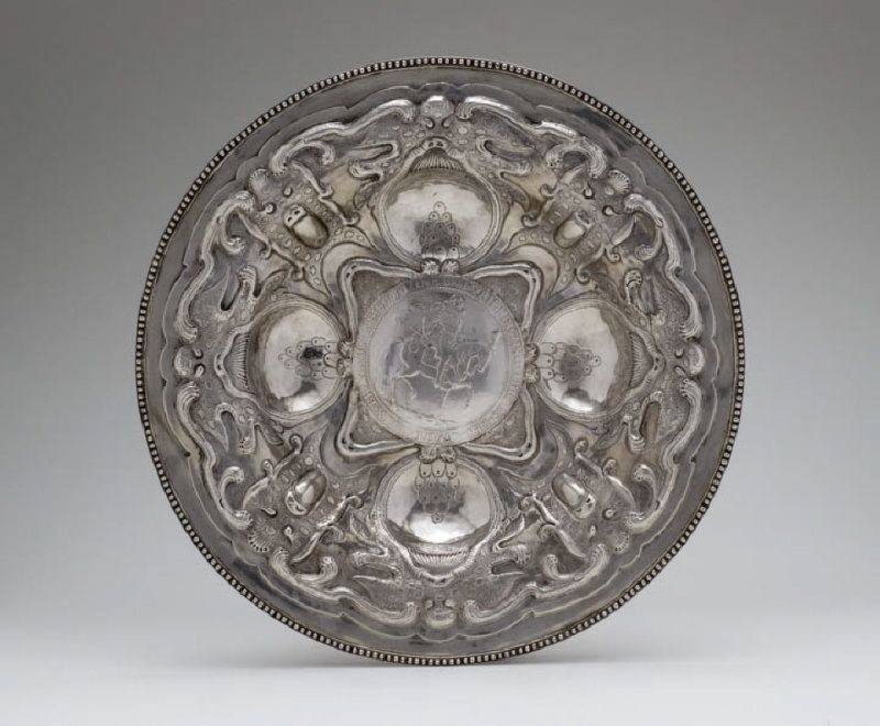 Dish with recessed coin