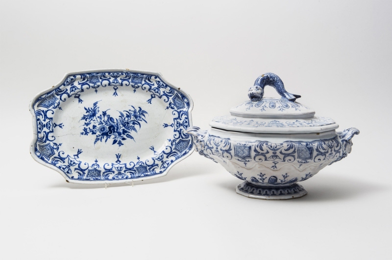 Tureen with lid and saucer