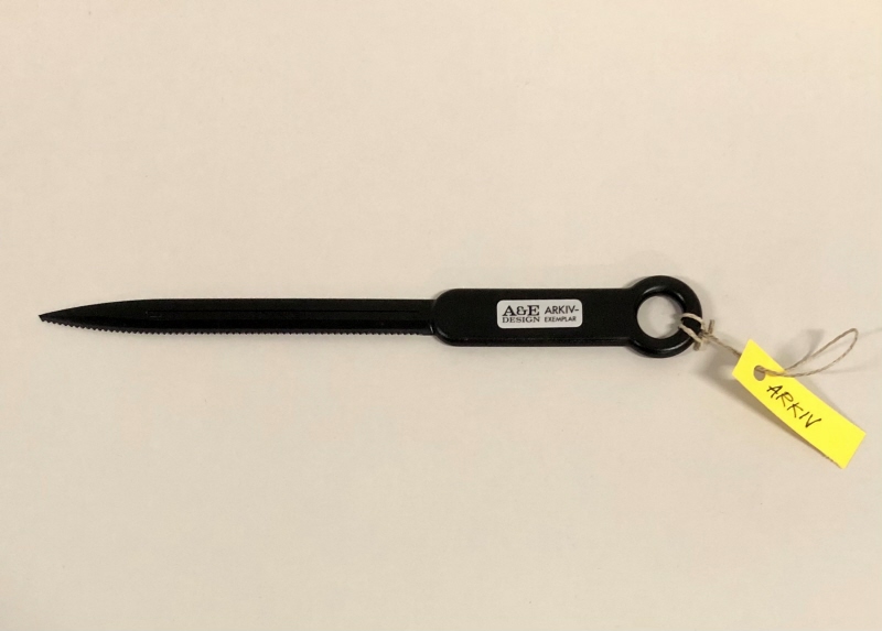 Brevkniv, svart med gul hängetikett