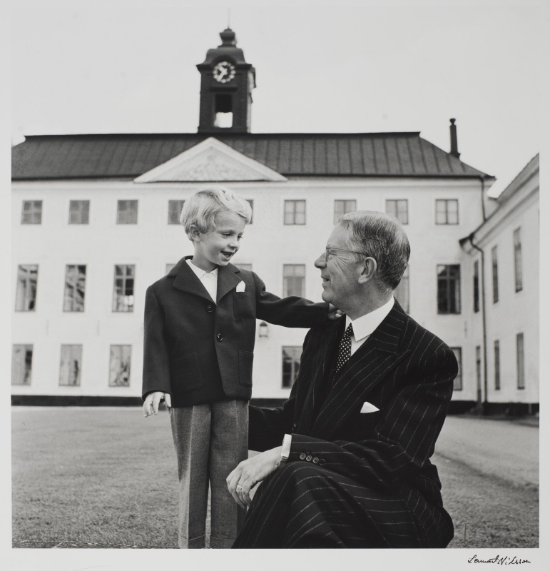 Gustaf VI Adolf (1882-1973), kung av Sverige, hans sonson Carl XVI Gustaf (född 1946)