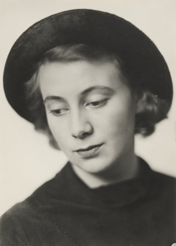 Viveka Brising (1913-1958), g.m. civilförsvarsdirektör Otto Salomon, dotter till Harald Brising, fil.dr i konsthistoria, amanuens vid Nationalmuseum