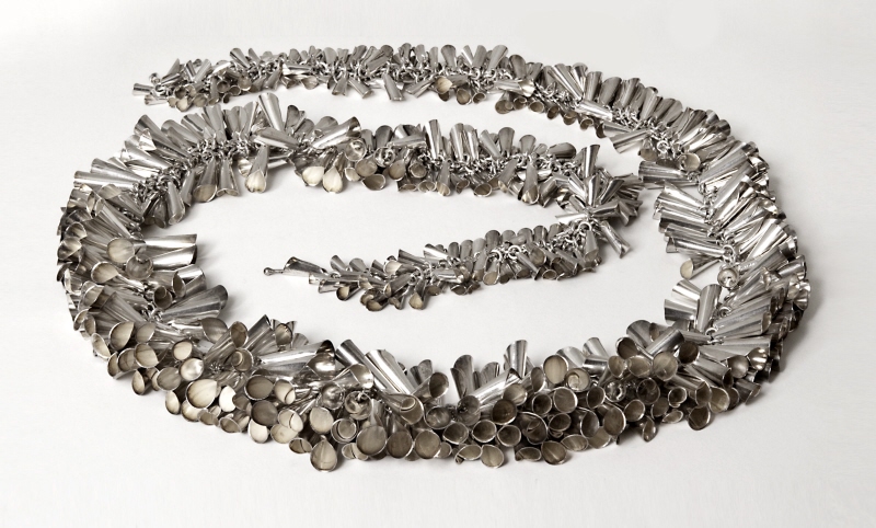 Halssmycke av silver med klockor