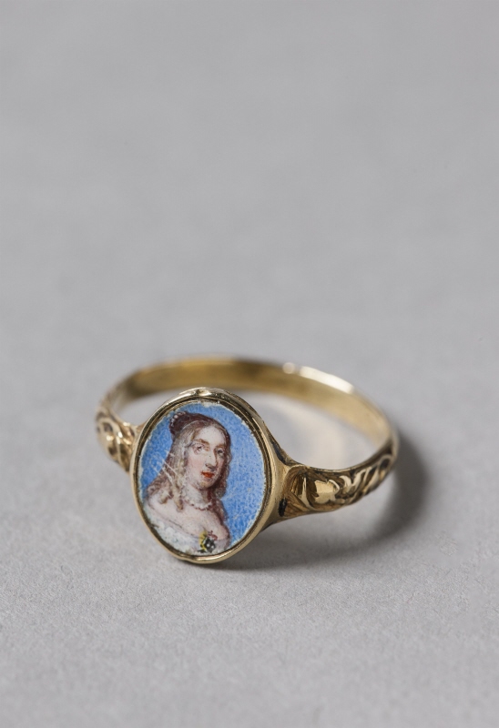Fingerring med ovalt porträtt föreställande drottning Kristina