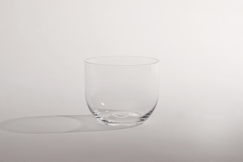 Dricksglas, av klarglas, cylinderformat med rundad botten