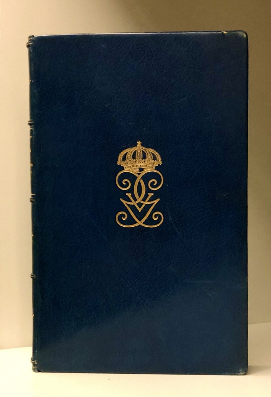 Bokband av blå maroquin med fodral. Konung Gustav V:s krönta namnschiffer