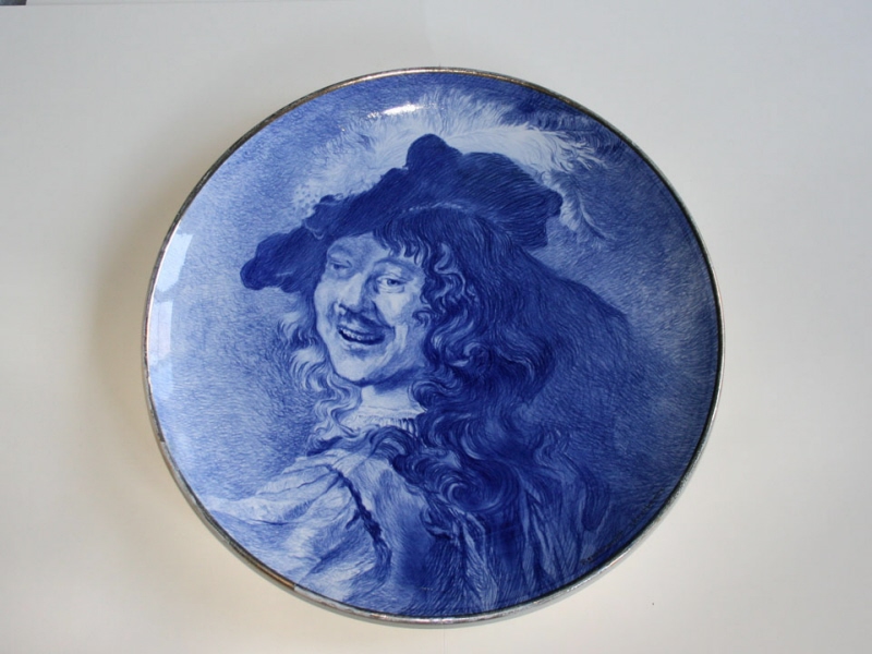 Tallrik med blå glasyr och porträtt av Rembrandt