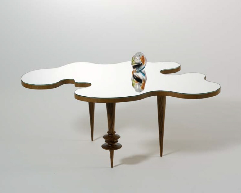 Bord, ingår i konstverk tillsammans med glasskulptur i form av en lämmel.
