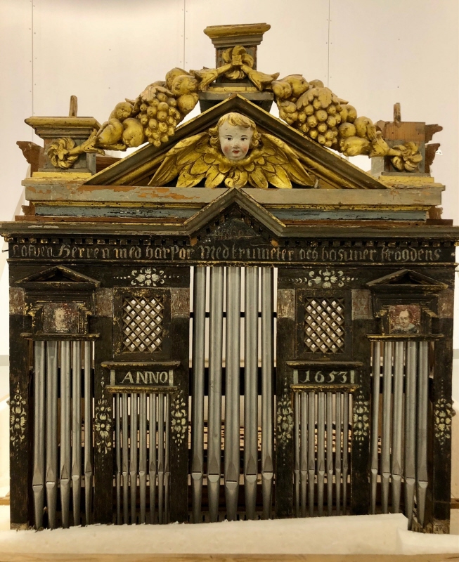 Orgelpositiv med orgelhus. Tre skulpterade änglar på krönet