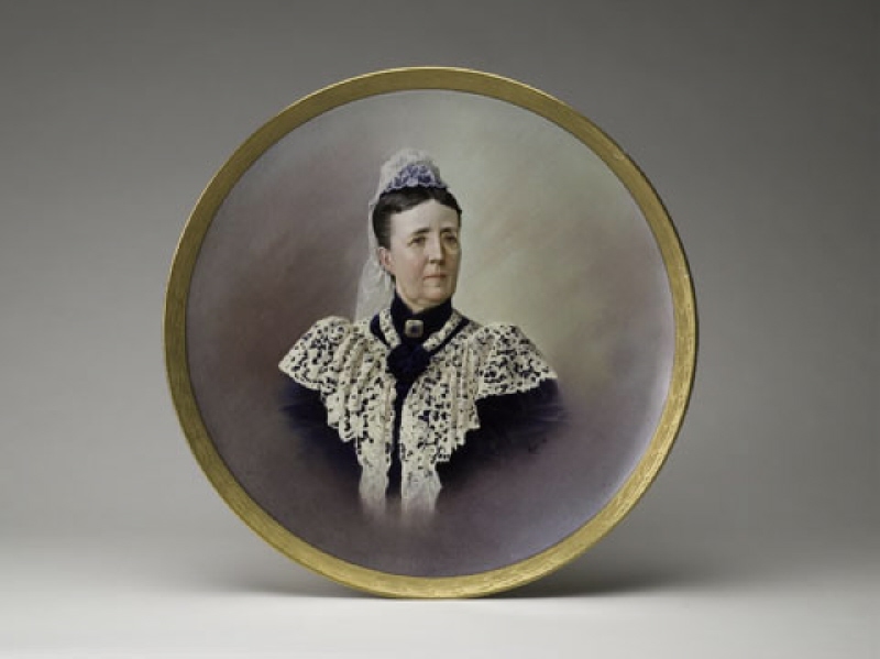 Väggfat med målat porträtt av Drottning Sophia