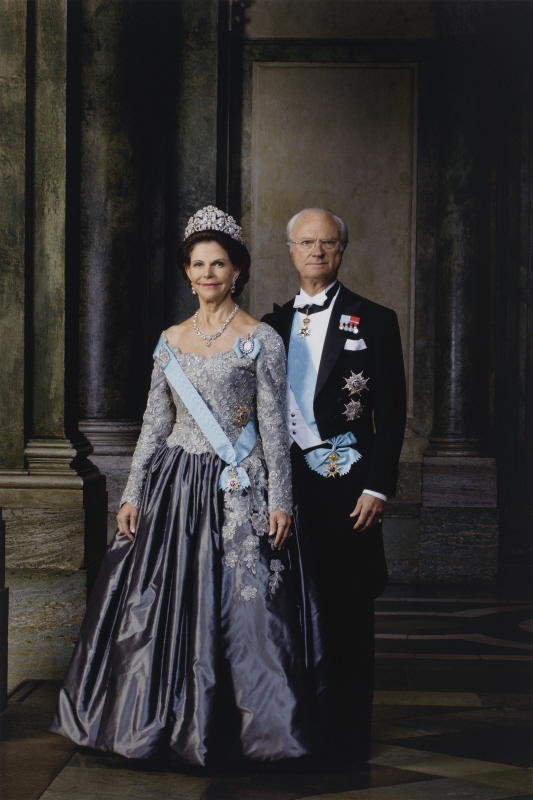 Carl XVI Gustaf (f. 1946), kung av Sverige och hans gemål Silvia (f. 1943), f. Sommerlath, drottning av Sverige