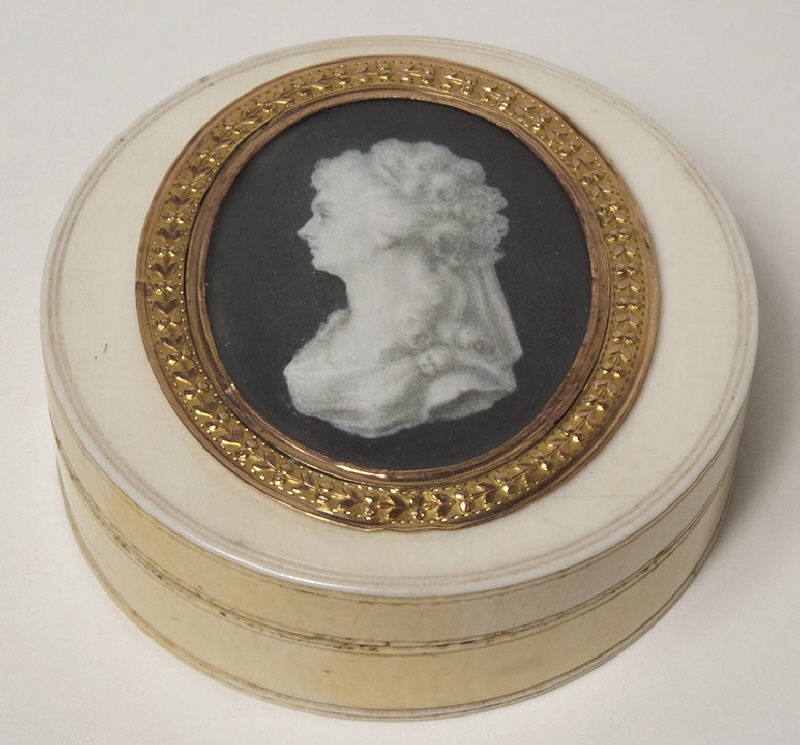Box with lid with portrait of unknown woman as vestal. Inside with a lock of hair