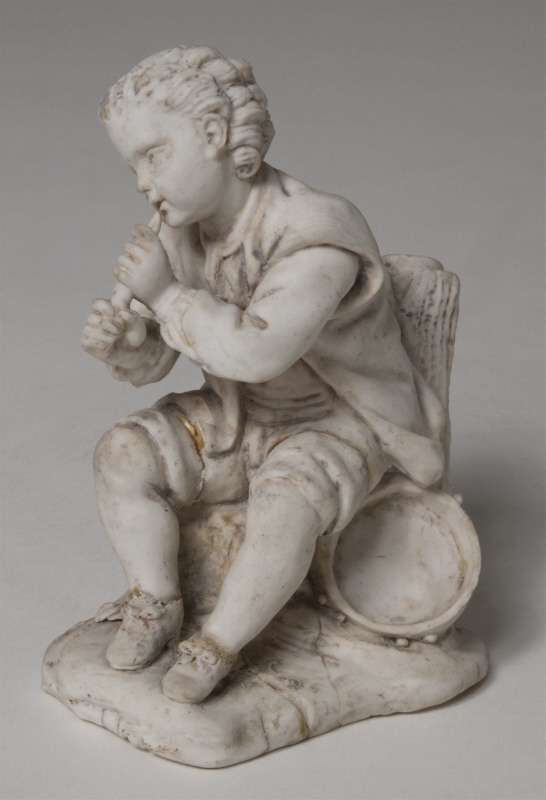 Figurin, flöjtblåsande gosse i 1700-talsdräkt