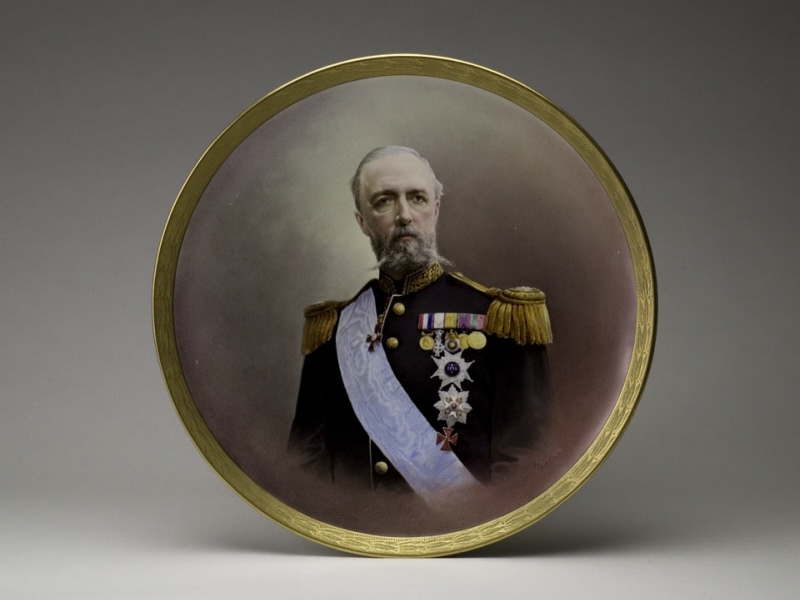 Väggfat med målat porträtt av Kung Oscar II