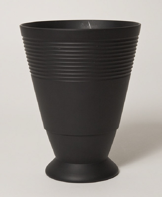 Vas. Koniskt formad svart vas med dekor av vertikala band runt livet