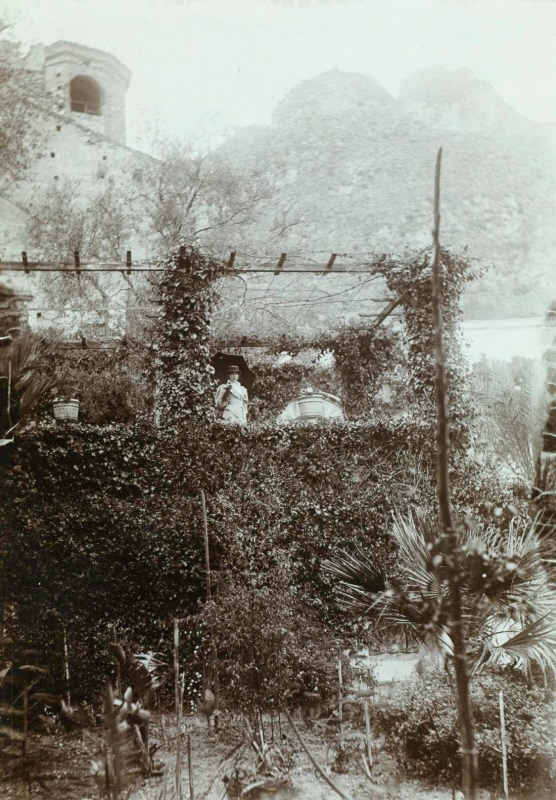 Reproduktion av FM 1994 006 097 "Trädgård nära Porta Catania", 1896, kollodium monterat på kartong, 16,8 × 11,8 cm. Originalet tillhör Moderna museet