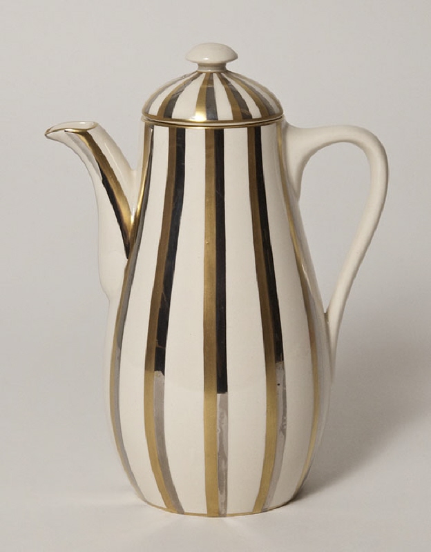 Coffee pot with lid
